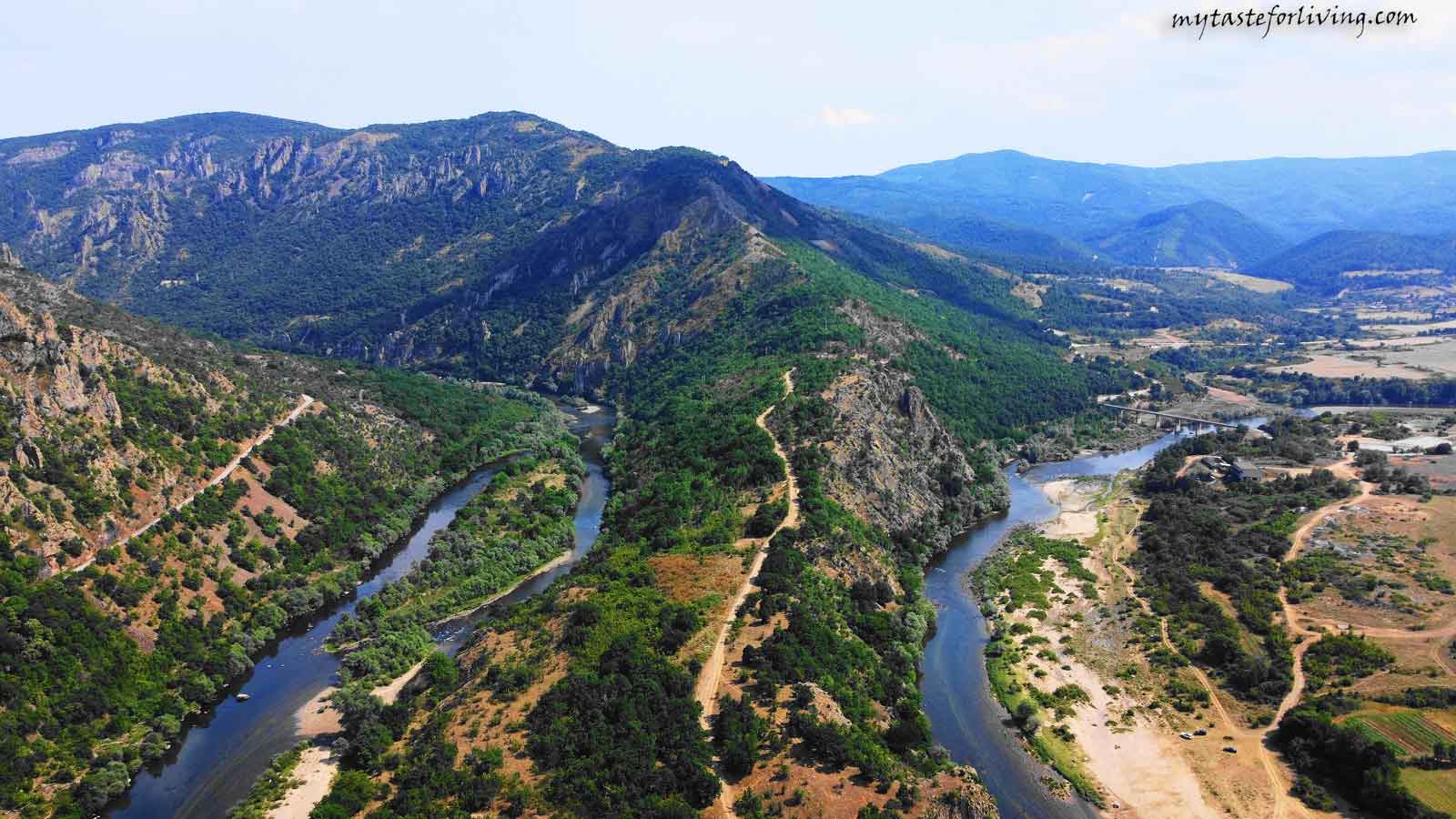 Река Арда извира от Родопите, връх Ардин, и се влива в река Марица на гръцка територия. Тя има много впечатляващи и уникални меандри (извивки на речното корито под формата на подкова). Най-лесно достъпният е меандърът край град Маджарово, където водата прави 180 градусов живописен завой. Намира се между Маджарово и Бориславци и определено си заслужава да се полюбувате на гледката му. 