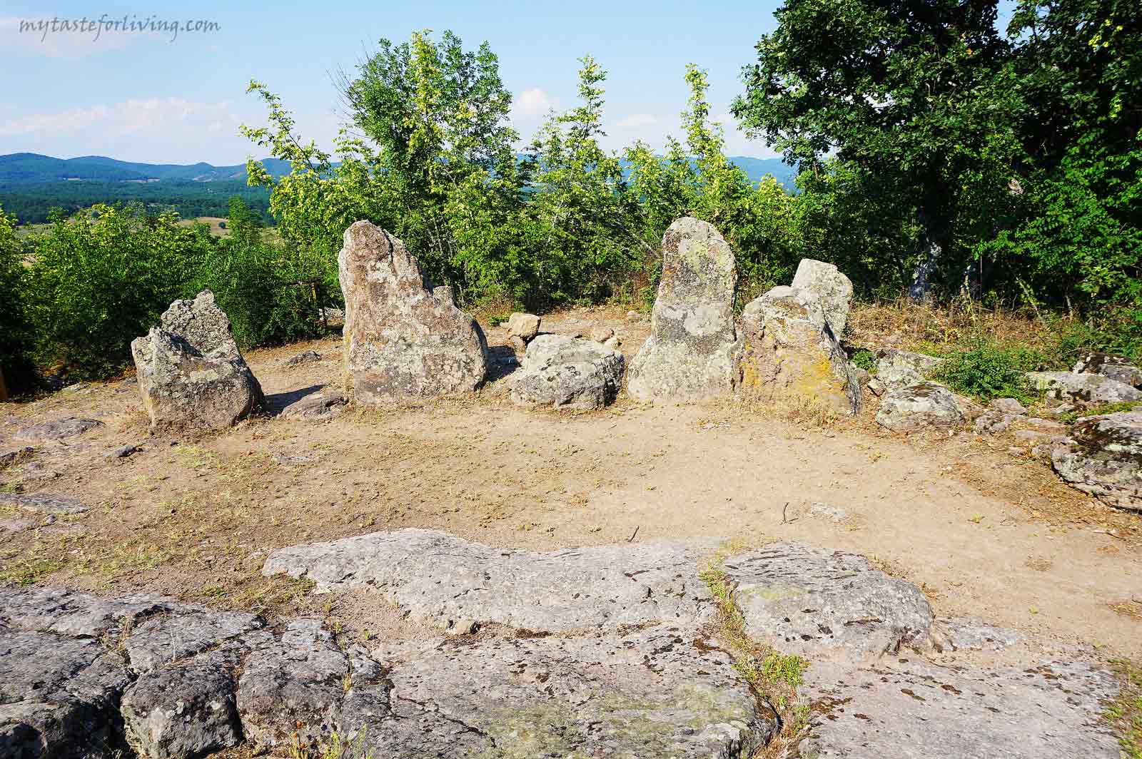 Най-добре запазеният кромлех в България се намира в Източните Родопи между селата Долни Главанак и Тополово, община Маджарово. Наричат го още българския Стоунхендж. Представлява 15 пирамидални побити камъка, подредени в приблизителна окръжност, с различна височина, като най-високите камъни са с височина 1,5 м.