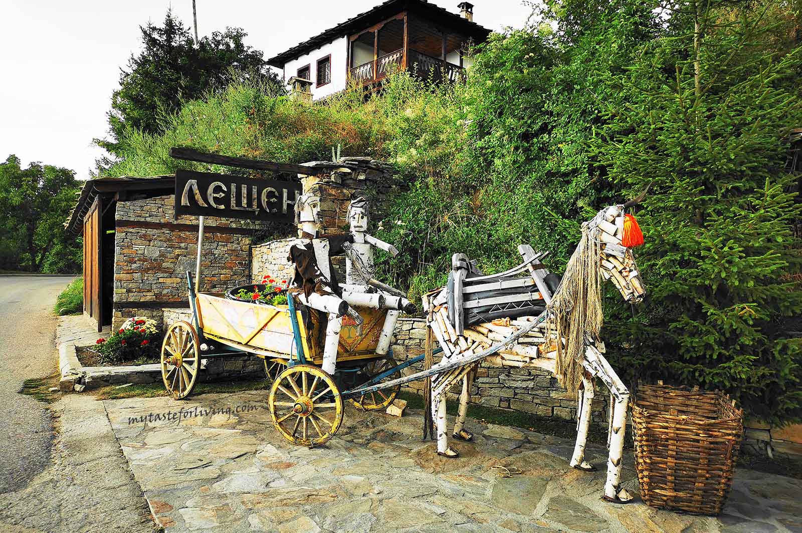 Китното българско селце Лещен е разположено на около 15 км от град Гоце Делчев и на 8 км от град Гърмен. Намира се в силно хълмист район, сгушено в полите на Западните Родопи, с изглед към Гоцеделчевската котловина и Пирин планина. Селото привлича туристи с реставрираните си, но със запазен автентичен вид възрожденски къщи , които са пригодени за селски туризъм. 