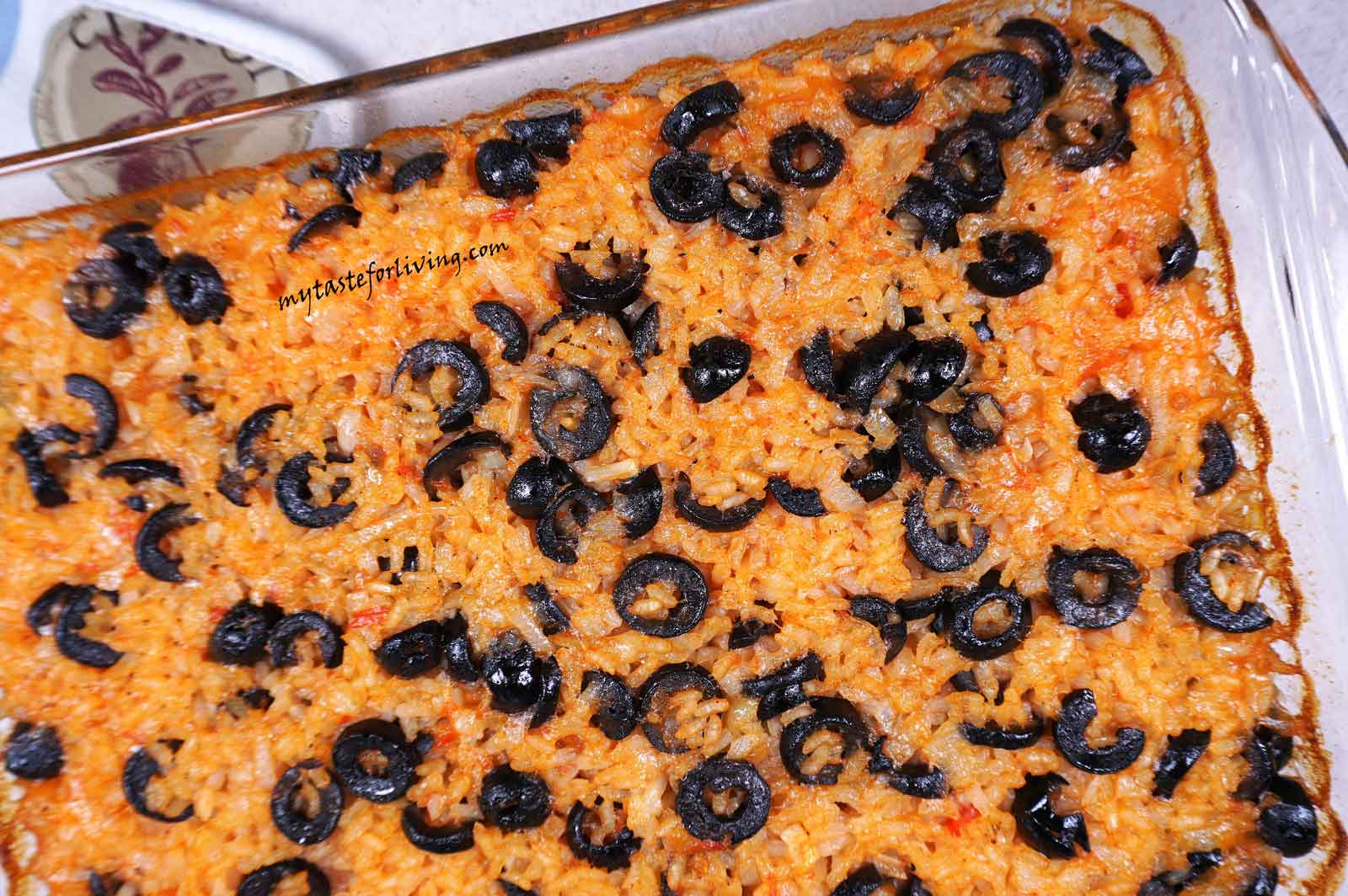 Vegan, fast and tasty! Baked rice with tomatoes and olives. You can use canned tomatoes or grate fresh tomatoes. For me personally, it tastes better when you use more onion, so I recommend not saving it. And you can add the olives whole, but I advise you to cut them into thin strips.