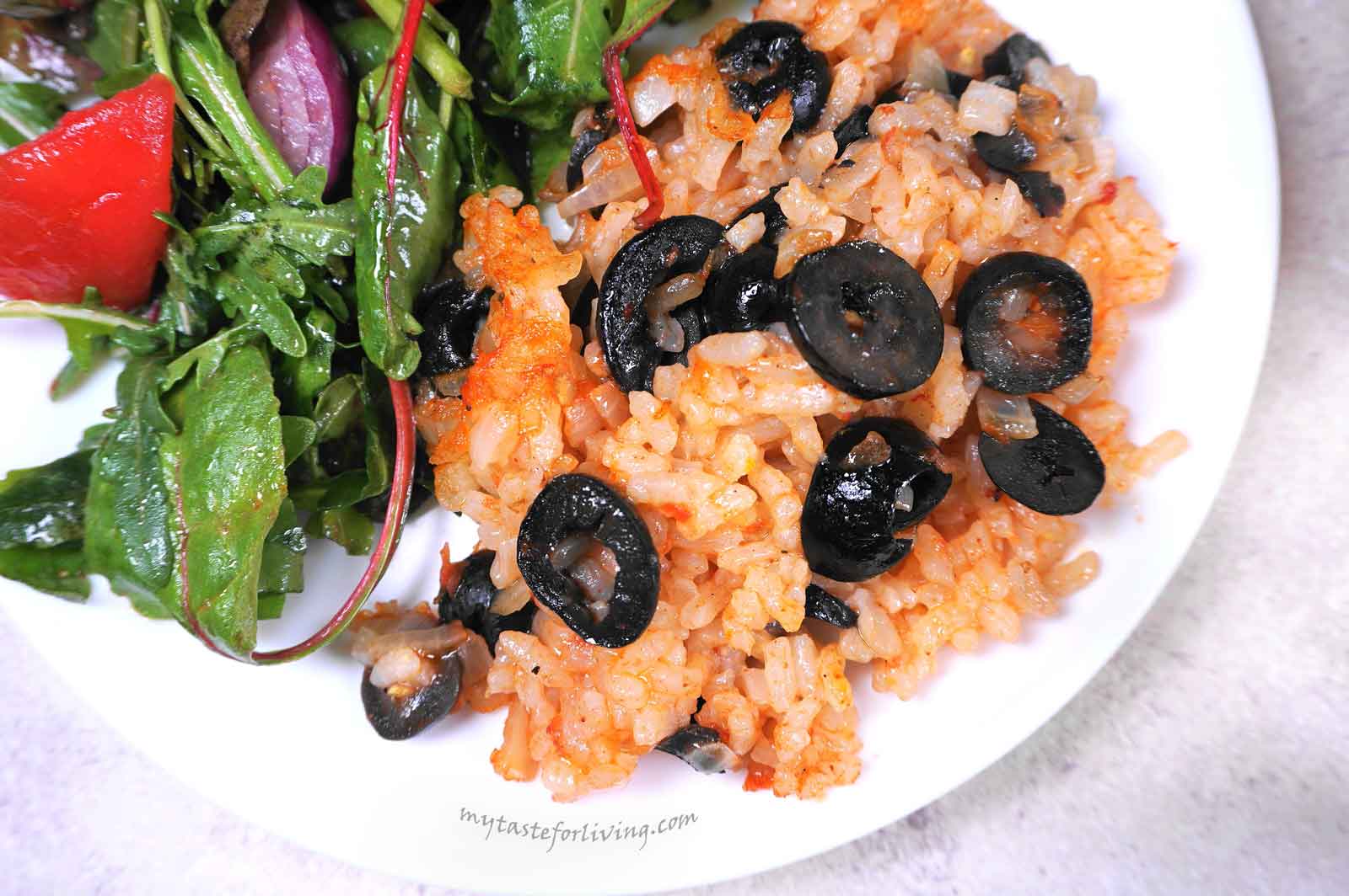 Vegan, fast and tasty! Baked rice with tomatoes and olives. You can use canned tomatoes or grate fresh tomatoes. For me personally, it tastes better when you use more onion, so I recommend not saving it. And you can add the olives whole, but I advise you to cut them into thin strips.
