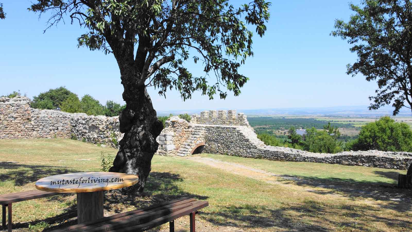 Near the village of Mezek, municipality of Svilengrad, there is a very well-preserved medieval Byzantine fortress, but very little is known about it. According to some researchers, her name is "Neutzikon". Its ruins have the status of an archaeological cultural monument of national importance. The place is extremely well maintained and pleasant to visit. There are benches under the trees where you can admire beautiful views of the village of Mezek, the Upper Thracian Plain and Sakar Mountain. 