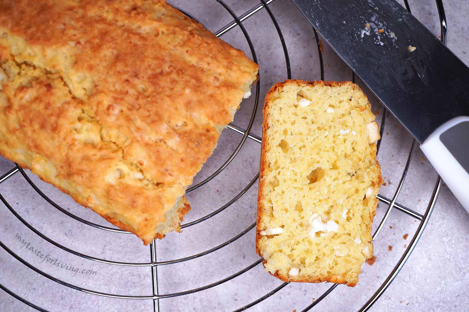 Today I offer you a recipe for a quick no-knead savoury cake or bread made with spelt flour and feta cheese, no yeast. It is easy to prepare at home and is suitable for a quick breakfast.