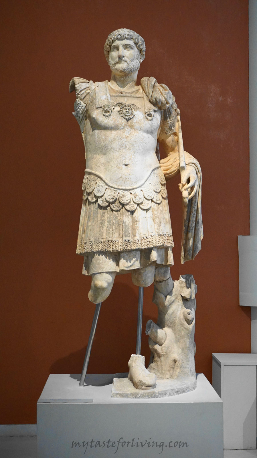 Археологическият музей на Тасос се намира в град Лименас и е един от най-старите музеи в Гърция. 