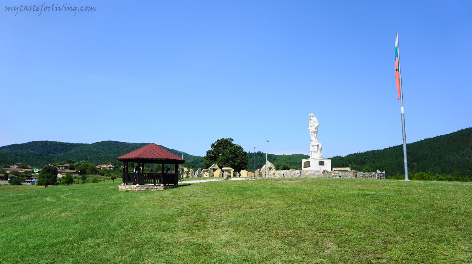 The Rayuvski cromlech and the monument of Valchan Voivoda are located in the village of Rayuvtsi, in the beautiful Elena Balkan, next to the shores of the Yovkovtsi Dam. 