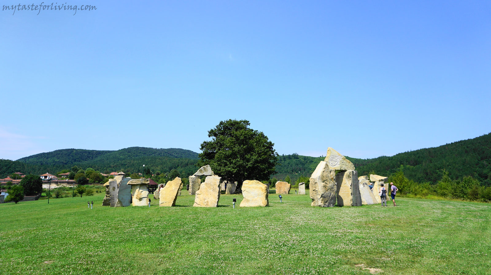 The Rayuvski cromlech and the monument of Valchan Voivoda are located in the village of Rayuvtsi, in the beautiful Elena Balkan, next to the shores of the Yovkovtsi Dam. 