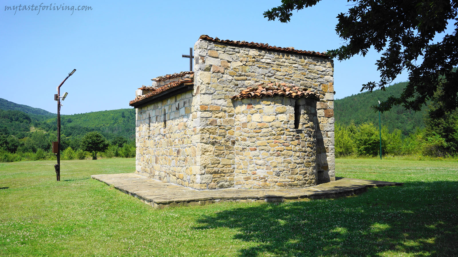 Раювският кромлех и паметника на Вълчан Войвода се намират в село Раювци, в красивия Еленския балкан, до бреговете на язовир Йовковци. 