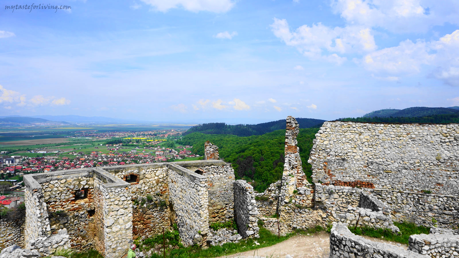 Разположенa близо до Брашов, на 200 метра над град Ръшнов, на върха на скалист хълм, крепостта Ръшнов е една от най-посещаваните средновековни забележителности в Румъния. 