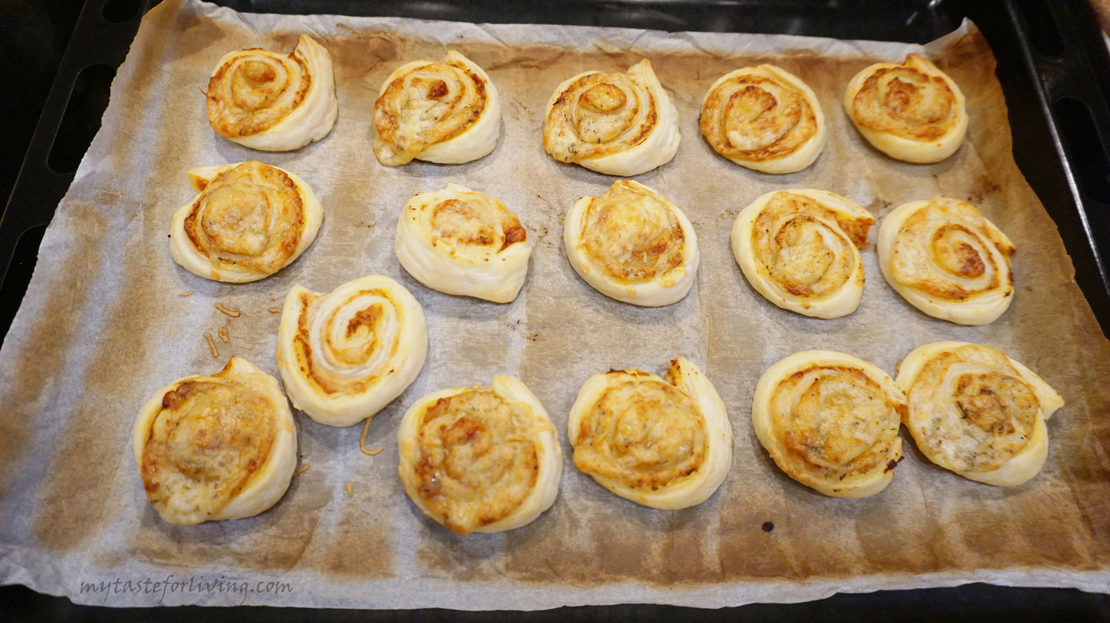 Quick and delicious pizza snails from puff pastry.