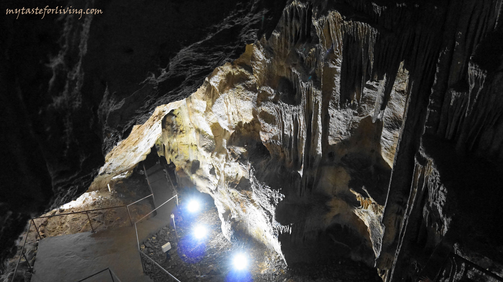 Пещера „Добростански бисер“ е пропастна пещера в Родопите, намираща се в резерват „Червената стена“ в община Асеновград. Известна е още като „Ахметьова дупка“.