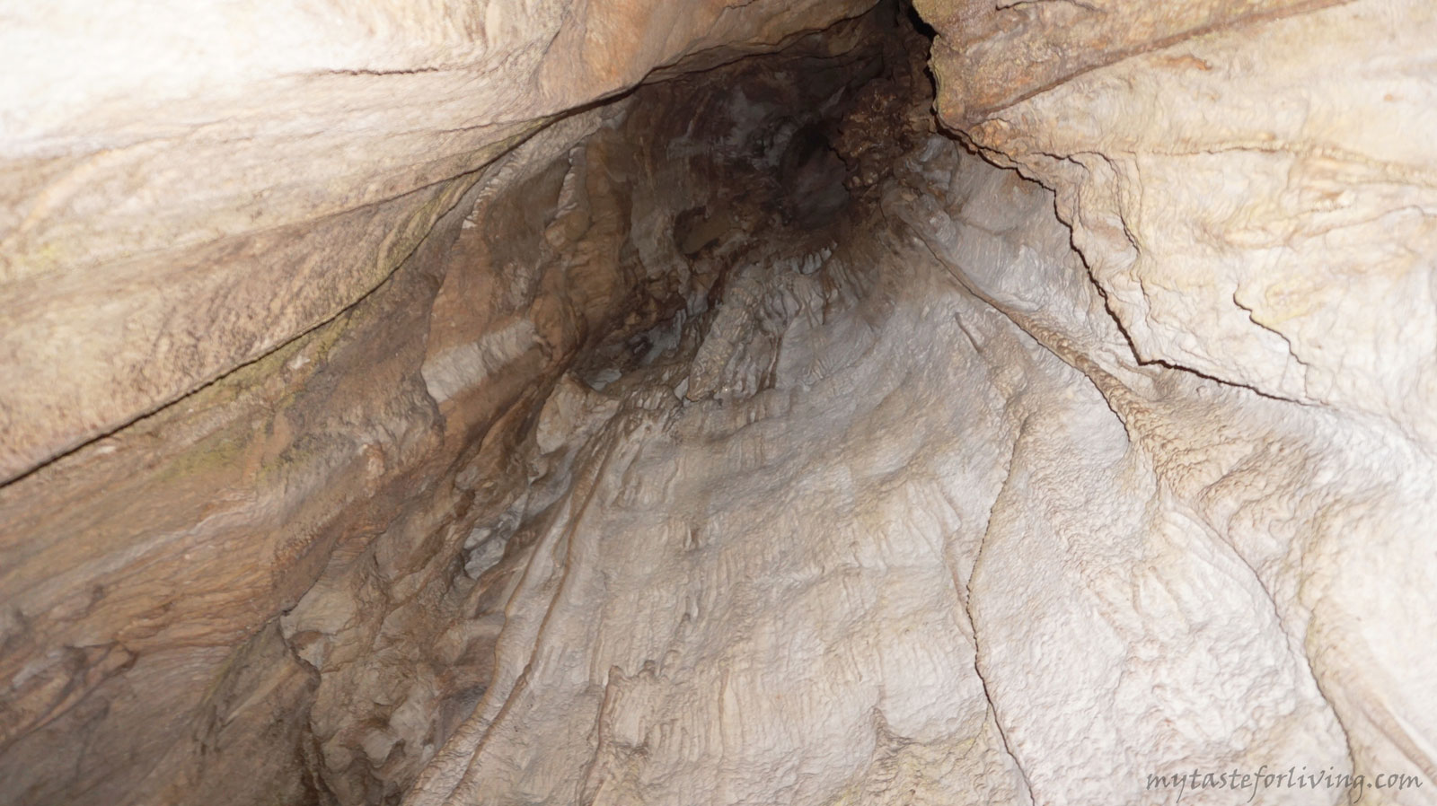 Пещера „Добростански бисер“ е пропастна пещера в Родопите, намираща се в резерват „Червената стена“ в община Асеновград. Известна е още като „Ахметьова дупка“.