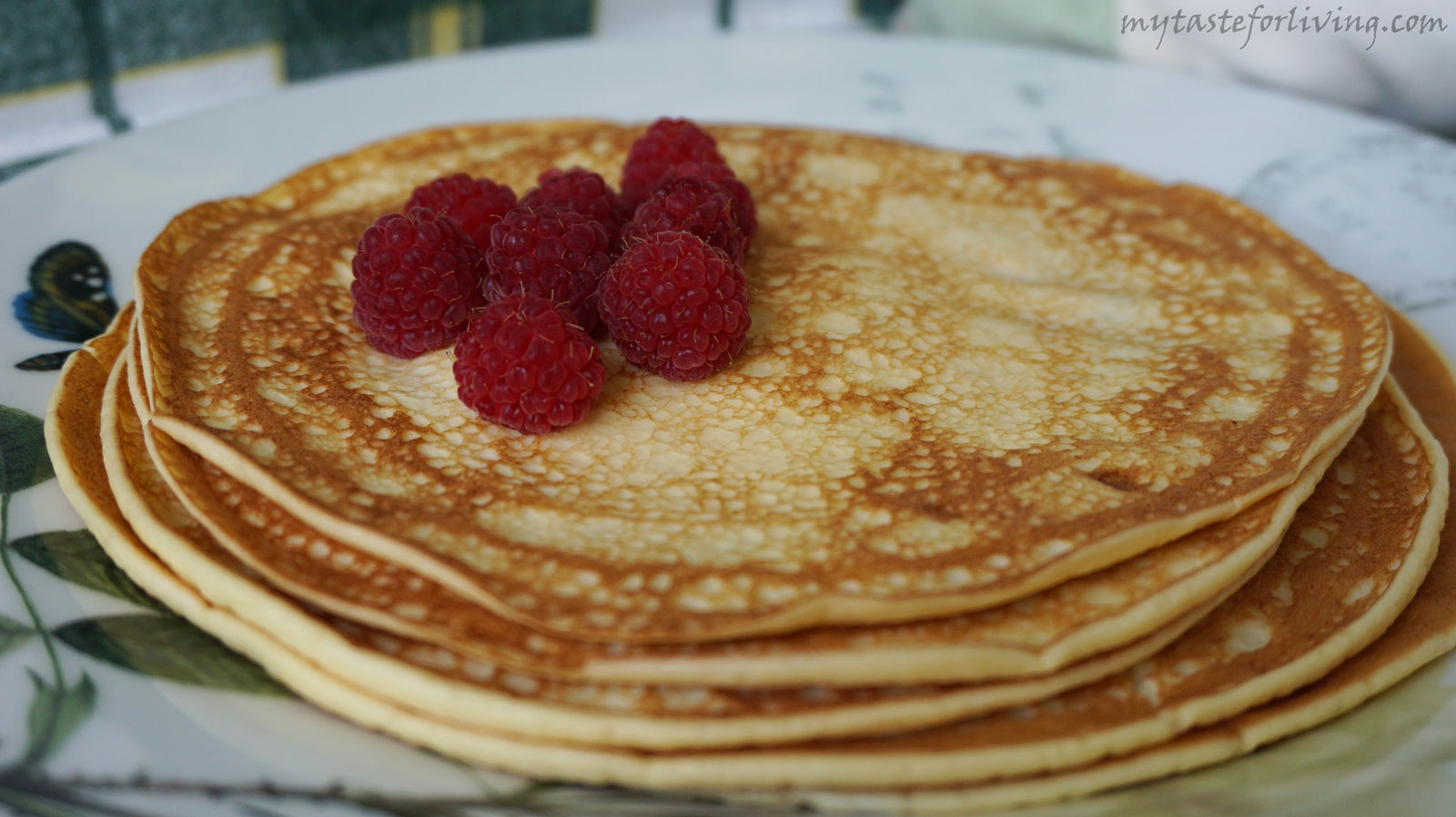 Quick pancakes of two ingredients - eggs and cream cheese.