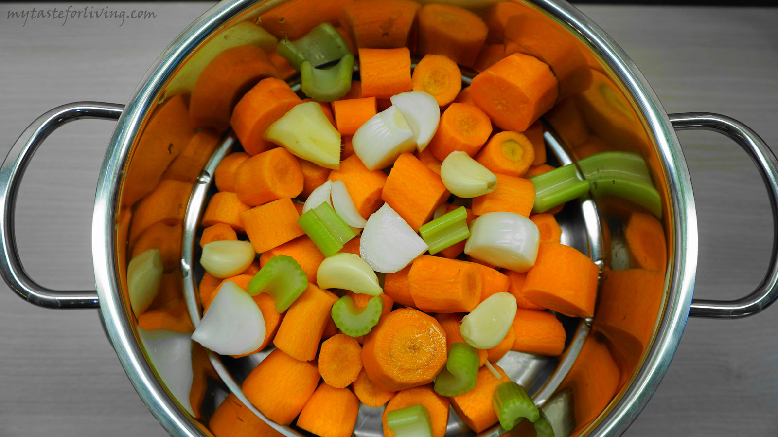 Лесна, вкусна и здравословна крем супа от моркови с лек вкус и аромат на джинджифил, приготвена още с целина, чесън и лук. 
