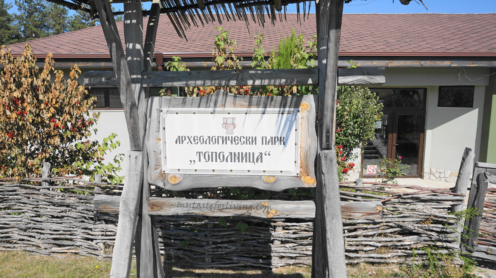Археологическият парк „Тополница“ и параклисът „Св. Петка“ се намират на територията на село Чавдар, Софийска област. 