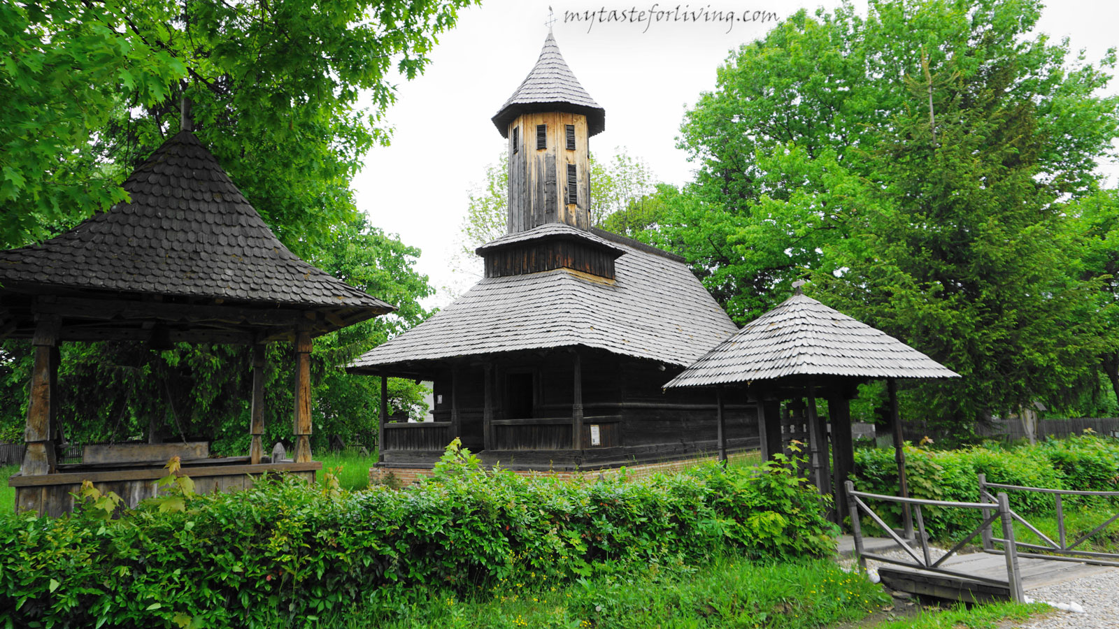 Музеят Голещи се намира на 10 км. от град Питещи, на левия бряг на река Арджеш, в село Голещи, Румъния. 