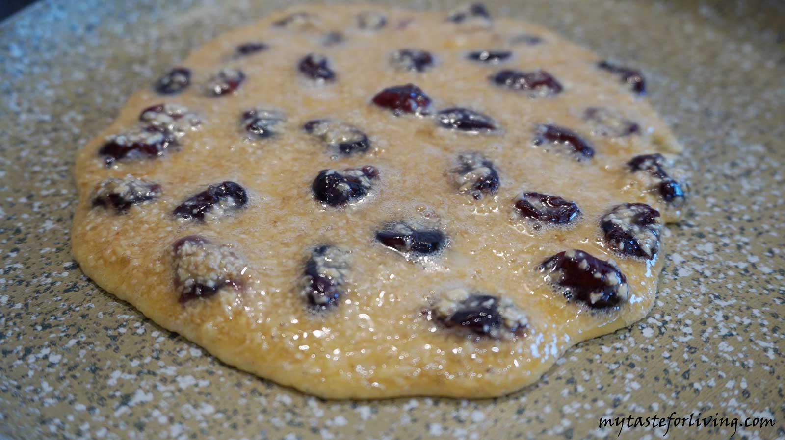Tasty, quick and easy, and children adore pancake of oat bran, cranberries and honey!