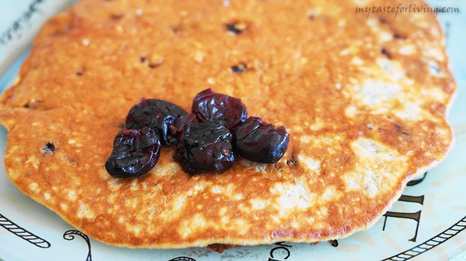 Tasty, quick and easy, and children adore pancake of oat bran, cranberries and honey!