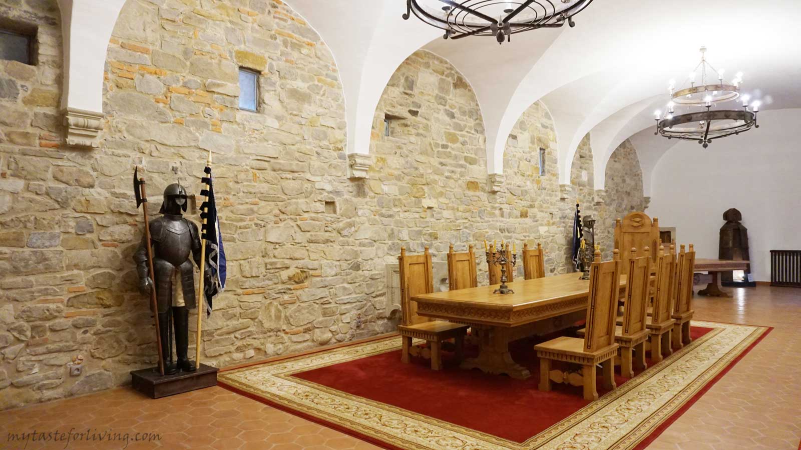 Красиво запазената крепост Фъгъраш се намира в град Фъгъраш, намиращ се между градовете Сибиу и Брашов в румънския регион Трансилвания. 