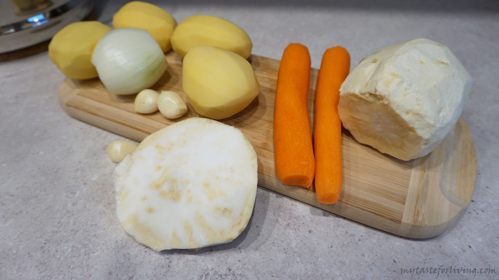 Вкусна крем супа от кореноплодни есенни зеленчуци - пащърнак, целина, картофи, моркови, лук, чесън! 