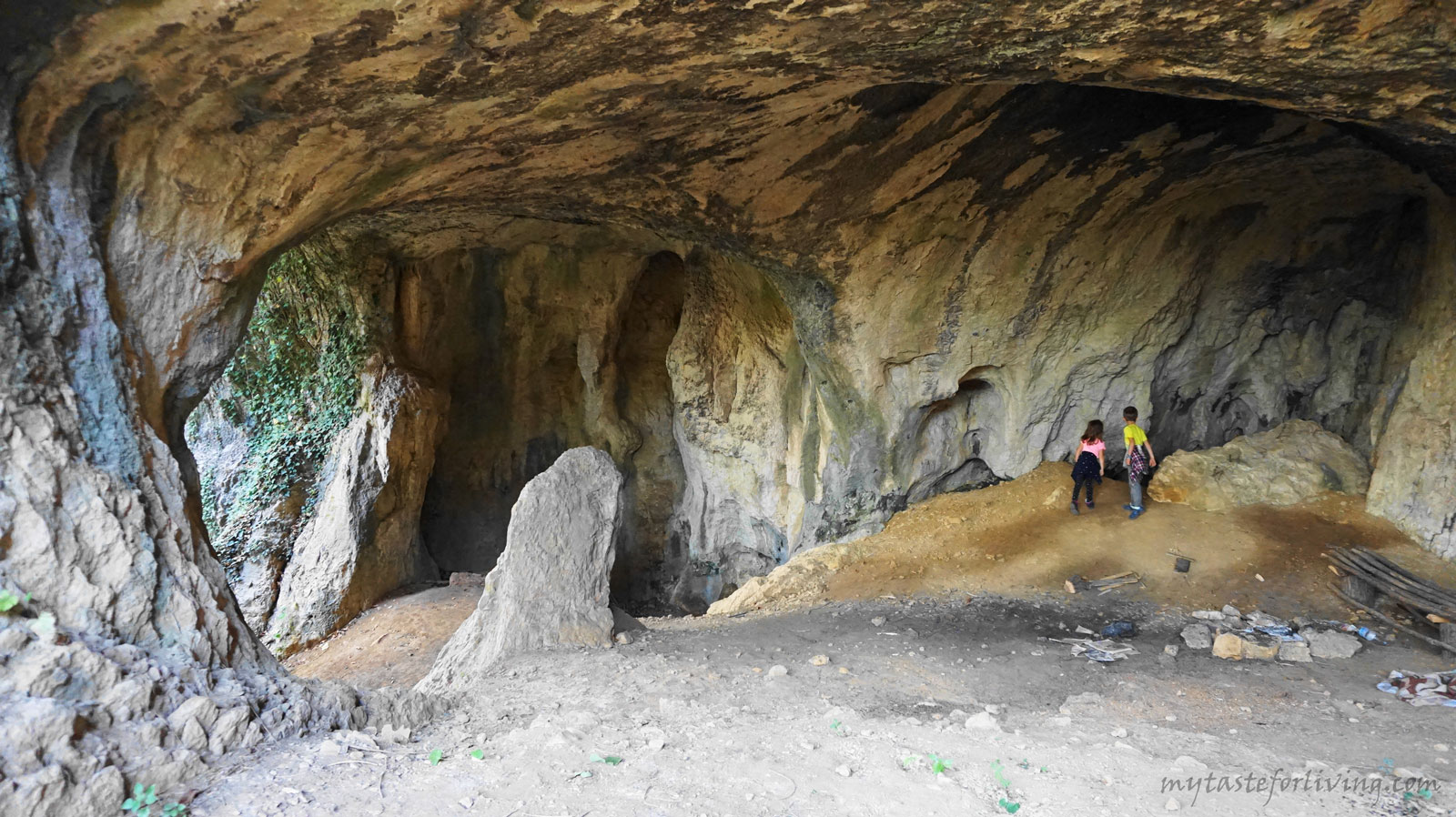 Скалният лабиринт или пещера Пешкето се намира до село Лиляче, област Враца. Той представлява изумителна плетеница от скални форми, мостове, дупки, оформени проходи и малки пещери. 