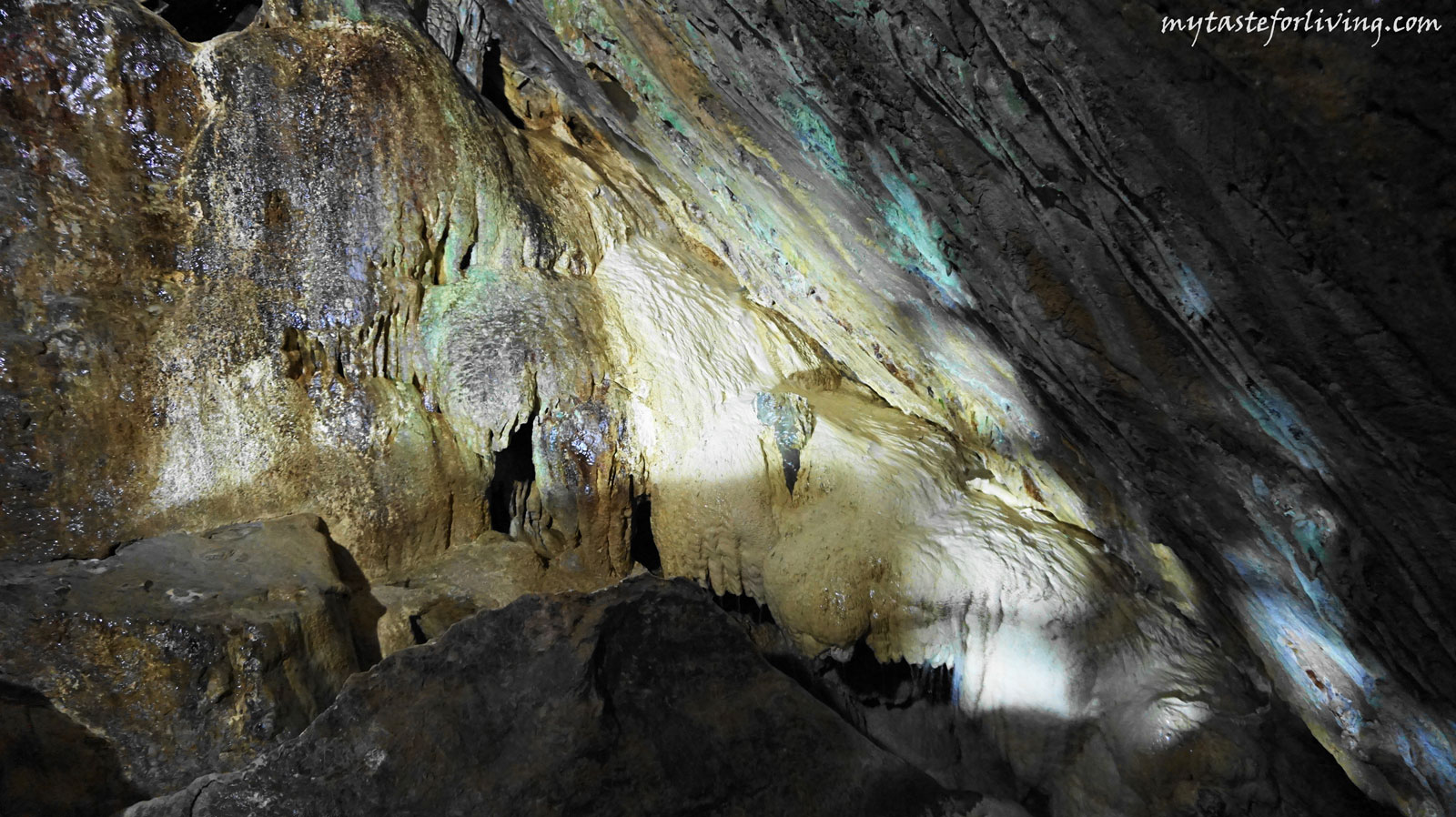 The Bucegi Mountain is made up of an exceptionally large variety of rock formations that you can enjoy. Ialomita cave (Peștera Ialomiței) is one of them. It is located in the heart of the Bucegi mountain, the municipality of Moroeni, Romania, about 30 km from the town of Sinaia.