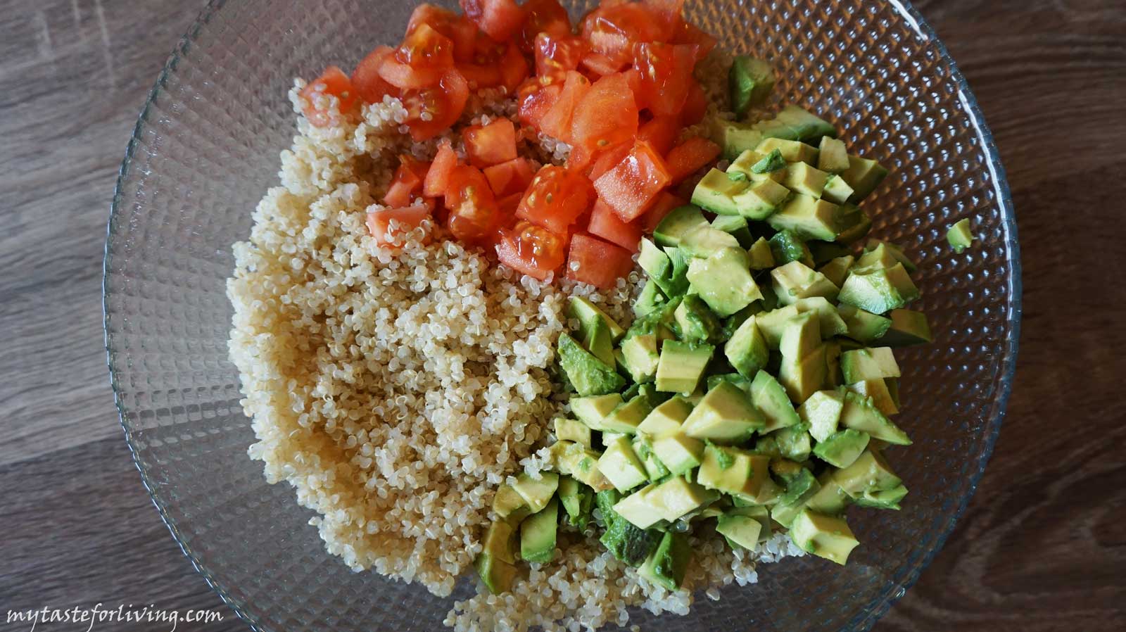 Easy and tasty suggestion for a salad with quinoa, avocado and tomatoes.