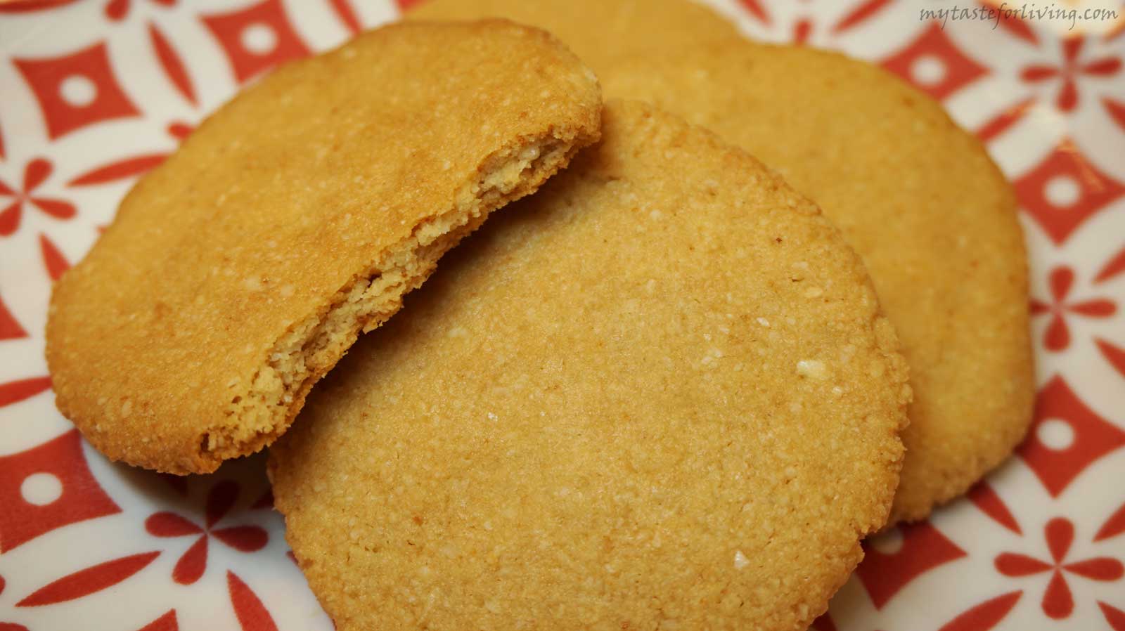 Super-fast almond cookies made from only four ingredients – almond flour, maple syrup or honey, baking powder and vanilla. Gluten-free and suitable for vegans.