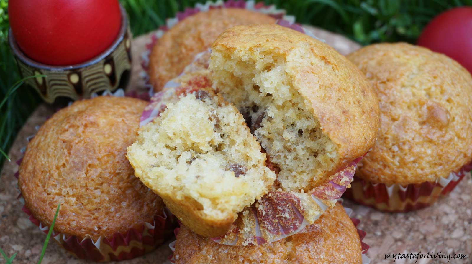 Recipe for muffins with raisins, gathered in themselves the aromas of our favorite Easter cake.