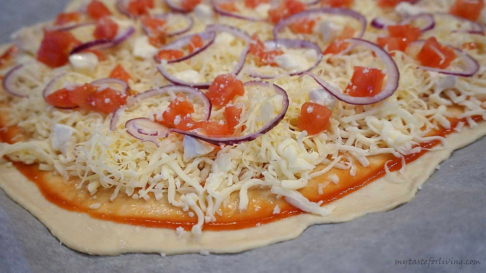 I like the pizza, which is obtained with thin dough and crispy and delicious edges. I offer you a recipe for pizza dough with einkorn flour, which is easy to prepare and the result is really worth it!