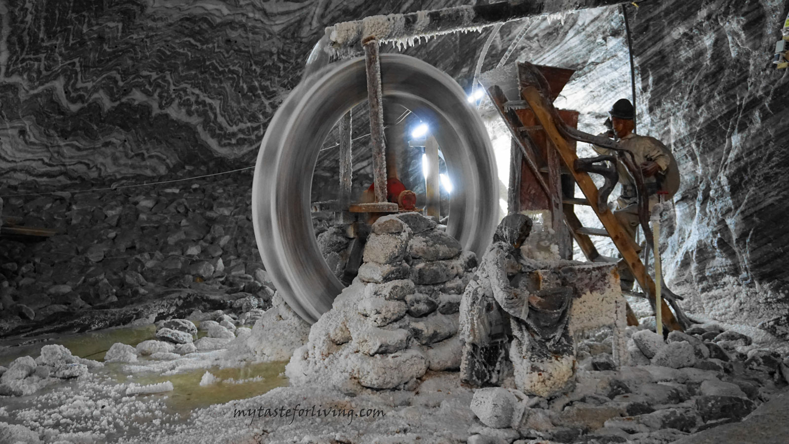 Ocnele Mari е бивша солна мина, намираща се в Румъния, понастоящем отворена за посетители и направена като парк. 