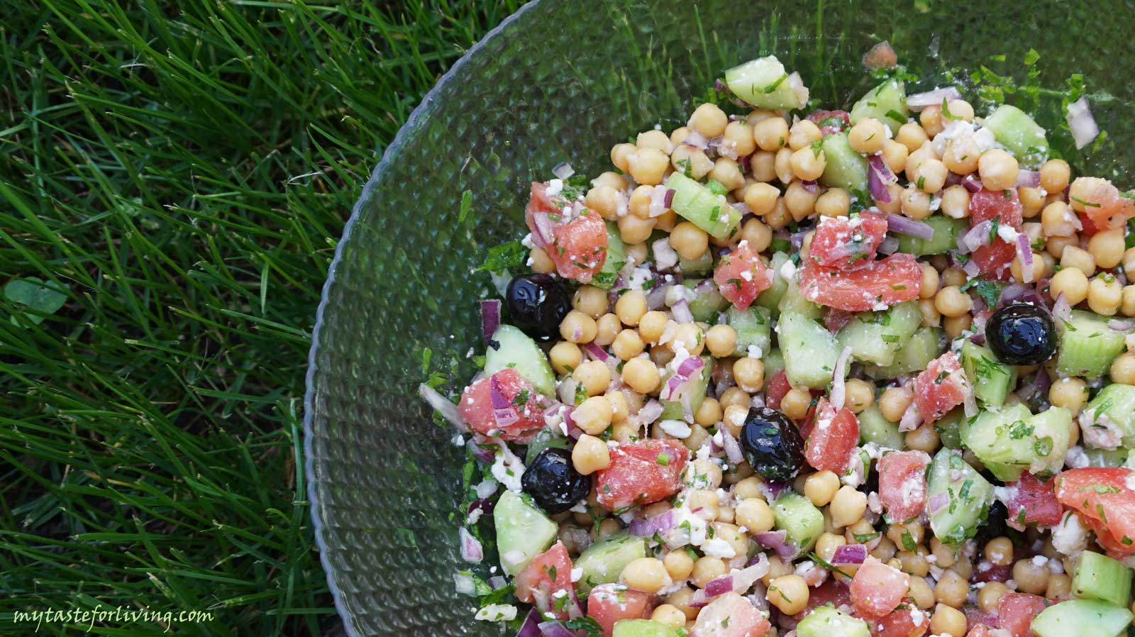 Healthy and refreshing salad with chickpeas, tomatoes and cucumbers.