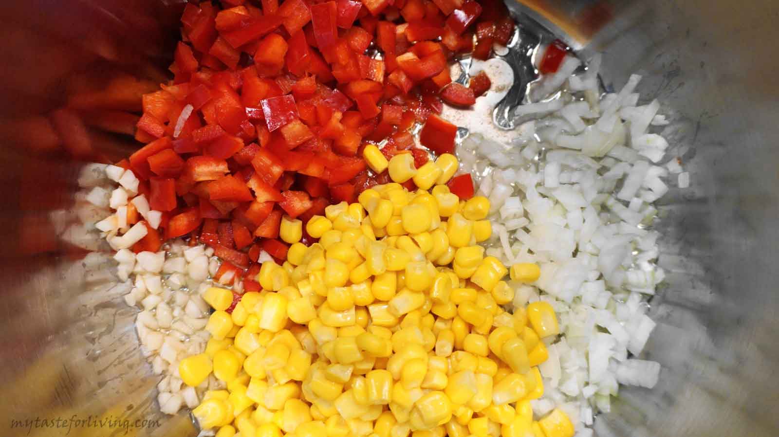Бърза и вкусна идея как да приготвите киноа на фурна с боб и зеленчуци. 