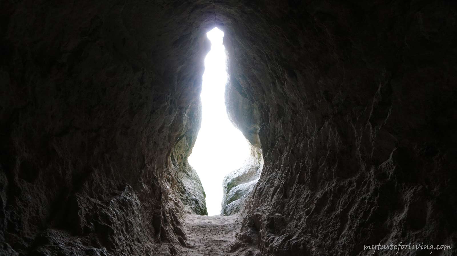 Пещера „Утробата“ отдавна ми е в списъка с места за посещение. Най-накрая дойде и нейният ред. Тя се намира на около 20 км от град Кърджали в Източните Родопи, до живописния язовир Кърджали. 